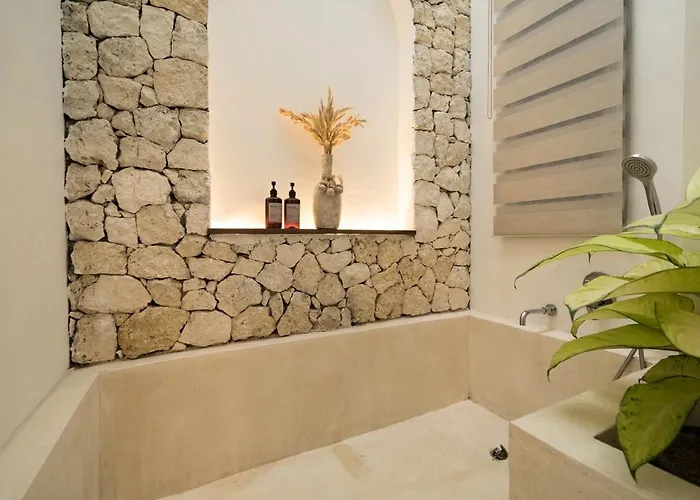 Zambrud Elegant Tropical With Private Pool & Garden And Garage Sanur