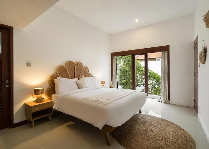 Villa Zambrud Elegant Tropical With Private Pool & Garden And Garage